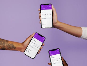 Vários celulares com o aplicativo do Nubank