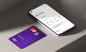 Imagem de um cartão do Nubank ao lado de um smartphone com o aplicativo aberto em um fundo cinza.