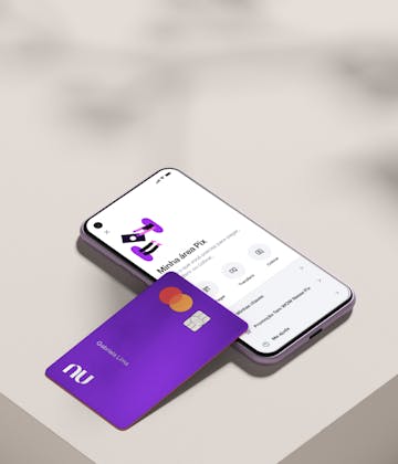 Imagem de um celular com a tela do aplicativo aberta e de um cartão físico de cor roxa do Nubank em fundo branco.
