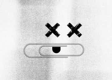 Clips com dois X nos olhos e uma língua caída em preto e branco e aparência de impressão antiga em fax.