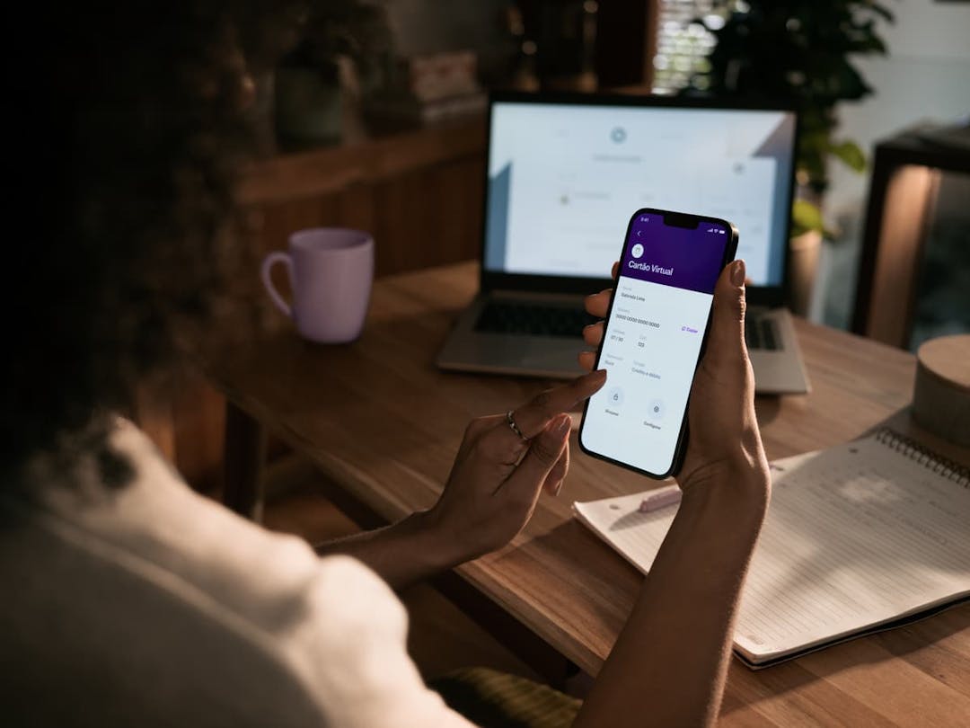 uma mulher negra pagando uma compra pela internet com o cartão virtual do Nubank