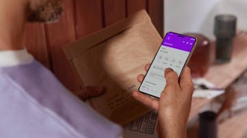 Pessoa olhando para o celular com o aplicativo do Nubank aberto