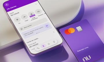 Celular com o aplicativo do nubank aberto e um cartão do nubank ao lado